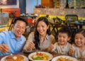 Yuk! Santap MBG di Hotel Jaringan WHHG di Malam Hari 10 MENU MBG: Ayah, Ibu, dan dua anak menyantap menu kuliner yang disajikan di Waringin Hospitality Hotel Group (WHHG). (Foto Ilustrasi: Dok./WHHG)