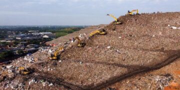 EMISI METANA: Sejumlah alat berat beroperasi di tumpukan sampah yang menggunung di TPST Bantargebang, Kota Bekasi, Jawa Barat. (Foto: REUTERS/WILLY KURNIAWAN)
