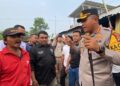 IMBAU WARGA: Kapolresta Tangerang Kombespol Andi Muhammad Indra Waspada Amirullah berdialog dengan warga. (Foto Ilustrasi: Dok. Okezone.com/Achmad Al Fiqri)