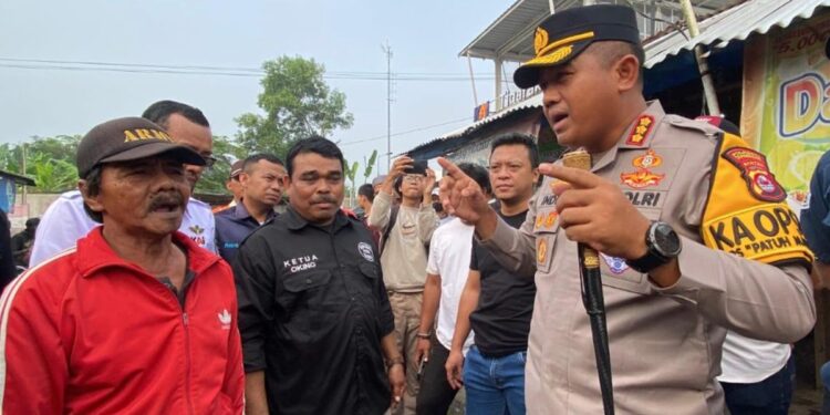Waspadai Aksi Kriminal Berkedok Teror Pocong 1 IMBAU WARGA: Kapolresta Tangerang Kombespol Andi Muhammad Indra Waspada Amirullah berdialog dengan warga. (Foto Ilustrasi: Dok. Okezone.com/Achmad Al Fiqri)