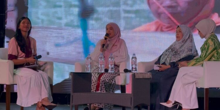 PERKUAT UMKM: Direktur Mobilisasi Sumber Daya Dompet Dhuafa Etika Setiawanti (kedua dri kiri) berbicara dalam mini talkshow acara Women Empowerment Bali Edition di The Keranjang, Kuta, Bali pada Sabtu (9/5/2026). (Foto: Dok. Dompet Dhuafa)
