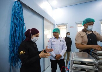 KUNJUNGAN KERJA: Anggota DPR RI Melly Goeslaw melakukan kunjungan kerja ke Satuan Pelayanan Pemenuhan Gizi (SPPG) di Kota Cimahi, Jawa Barat. (FOTO: WAYTRI/KORANINDOPOS.COM)
