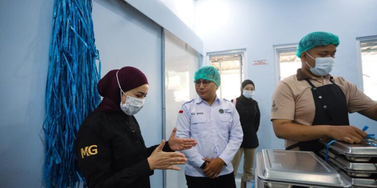 KUNJUNGAN KERJA: Anggota DPR RI Melly Goeslaw melakukan kunjungan kerja ke Satuan Pelayanan Pemenuhan Gizi (SPPG) di Kota Cimahi, Jawa Barat. (FOTO: WAYTRI/KORANINDOPOS.COM)