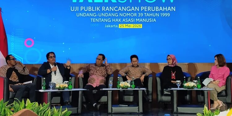JARING MASUKAN: Lima tenaga ahli KemenHAM dari kiri ke kanan, Muhammad Hafis, Wahyudi Djafar, Ifdhal Kasim, Fery Kusuma, dan Siti Aminah dipandu moderator Prita Laura dalam talkshow pada Senin (25/5/2026). (FOTO: SHANTY AULIA/KORANINDOPOS.COM)