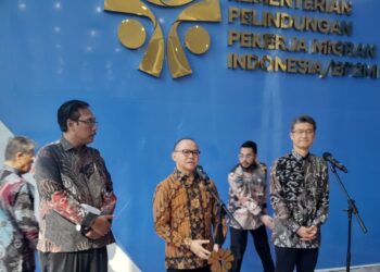 LOWONGAN KERJA: Menteri Pelindungan Pekerja Migran Indonesia (P2MI) Mukhtarudin (tengah) memberikan keterangan pers, usai menerima kunjungan kerja Gubernur Prefektur Miyazaki, Jepang, Shunji Kōno, di Kantor Kementerian P2MI, Jakarta Selatan pada Selasa (12/5/2026). (FOTO: HARIS SUNANDAR/KORANINDOPOS.COM)