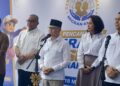Gerakan Migran Aman Beri PMI Pelindungan Menyeluruh 7 KETERANGAN PERS: Menteri P2MI Mukhtarudin (tengah) memberikan keterangan pers dalam peresmian Gerakan Nasional Migran Aman di Kantor KP2MI, Pancoran, Jakarta Selatan pada Senin (18/5/2026). (FOTO: HARIS SUNANDAR/KORANINDOPOS.COM)