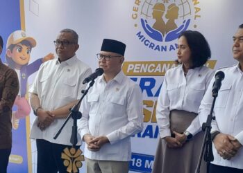 KETERANGAN PERS: Menteri P2MI Mukhtarudin (tengah) memberikan keterangan pers dalam peresmian Gerakan Nasional Migran Aman di Kantor KP2MI, Pancoran, Jakarta Selatan pada Senin (18/5/2026). (FOTO: HARIS SUNANDAR/KORANINDOPOS.COM)