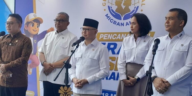 KETERANGAN PERS: Menteri P2MI Mukhtarudin (tengah) memberikan keterangan pers dalam peresmian Gerakan Nasional Migran Aman di Kantor KP2MI, Pancoran, Jakarta Selatan pada Senin (18/5/2026). (FOTO: HARIS SUNANDAR/KORANINDOPOS.COM)