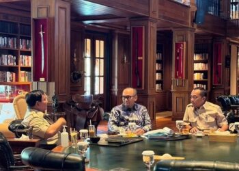 BAHAS UANG RAKYAT: Presiden Prabowo diskusi dengan Ketua PPATK Ivan Yustiavandana dan Menteri Sekretaris Negara Prasetyo Hadi di Hambalang, Jawa Barat pada Minggu (3/5/2026). (Dok.Instagram/sekretariat.kabinet)