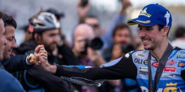 UNGGUL TIPIS: Alex Marquez menyapa fans. Alex berhasil unggul dari Pedro Acosta dalam sprint race MotoGP Catalunya 2026 dengan selisih super tipis, hanya 0,041 detik di garis finis. (Foto: dok./Gresini Racing)