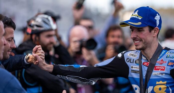 Balapan Utama MotoGP Catalunya 2026 Hari Ini 24 Lap 1 UNGGUL TIPIS: Alex Marquez menyapa fans. Alex berhasil unggul dari Pedro Acosta dalam sprint race MotoGP Catalunya 2026 dengan selisih super tipis, hanya 0,041 detik di garis finis. (Foto: dok./Gresini Racing)
