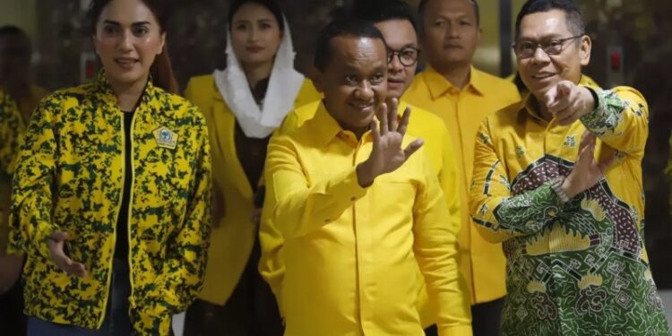 PERKUAT KELUARGA: Dari kiri, Bendahara Umum Sari Yuliati, Ketum Golkar Bahlil Lahadalia, dan Wakil Ketua Umum DPP Partai Golkar Adies Kadir dalam satu momentum kegiatan partai. (Foto Ilustrasi: memoindonsia.co.id)