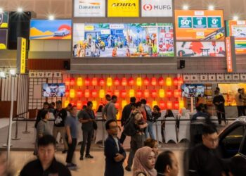 PAMERAN OTOMOTIF: Pengunjung berada di area pameran otomotif IIMS di Grand City Surabaya. Ajang tersebut diselenggarakan sejak 26–31 Mei 2026. (FOTO: SHANTY AULIA/KORANINDOPOS.COM)