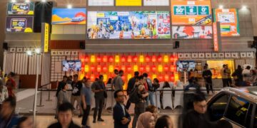 PAMERAN OTOMOTIF: Pengunjung berada di area pameran otomotif IIMS di Grand City Surabaya. Ajang tersebut diselenggarakan sejak 26–31 Mei 2026. (FOTO: SHANTY AULIA/KORANINDOPOS.COM)