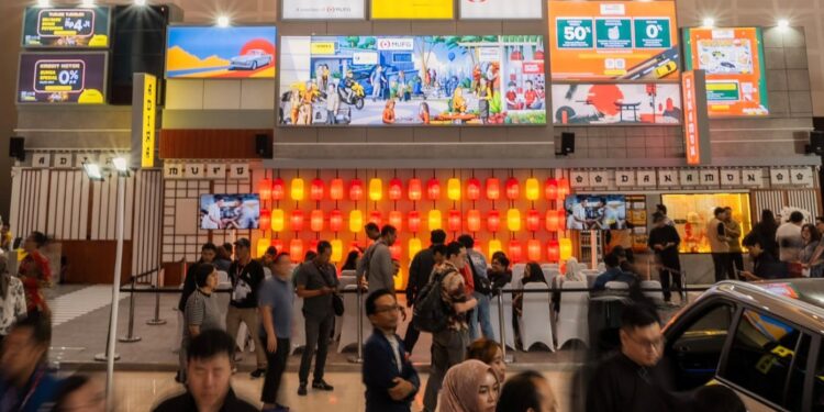 PAMERAN OTOMOTIF: Pengunjung berada di area pameran otomotif IIMS di Grand City Surabaya. Ajang tersebut diselenggarakan sejak 26–31 Mei 2026. (FOTO: SHANTY AULIA/KORANINDOPOS.COM)