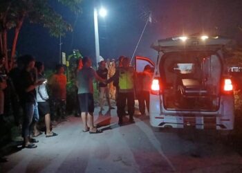 KECELAKAAN KERETA: Petugas kepolisian menyiapkan ambulans untuk membawa jenazah korban kecelakaan mini bus dengan KA Argo Bromo Anggrek di Dusun Sugihan, Desa Tuko, Kecamatan Pulokulon, Kabupaten Grobogan, Jawa Tengah pada Jumat (1/5/2026) dini hari. (Foto: Dok./Polres Grobogan)