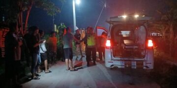 KECELAKAAN KERETA: Petugas kepolisian menyiapkan ambulans untuk membawa jenazah korban kecelakaan mini bus dengan KA Argo Bromo Anggrek di Dusun Sugihan, Desa Tuko, Kecamatan Pulokulon, Kabupaten Grobogan, Jawa Tengah pada Jumat (1/5/2026) dini hari. (Foto: Dok./Polres Grobogan)