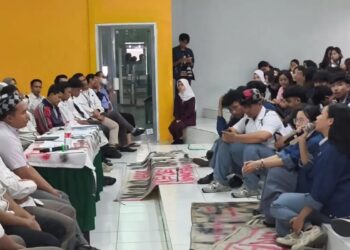 UNGKAP FAKTA: Sejumlah pelajar SMK Letris 2 Pamulang, Kota Tangerang Selatan menceritakan tindak kekersan verbal dan asusila yang mereka alami kepada guru saat mediasi dengan pihak sekolah pada Senin (18/5/2026). (HARIS SUNANDAR/KORANINDOPOS.COM)