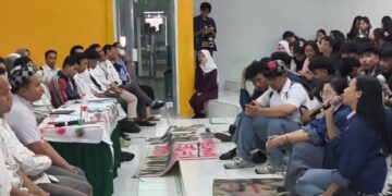 UNGKAP FAKTA: Sejumlah pelajar SMK Letris 2 Pamulang, Kota Tangerang Selatan menceritakan tindak kekersan verbal dan asusila yang mereka alami kepada guru saat mediasi dengan pihak sekolah pada Senin (18/5/2026). (HARIS SUNANDAR/KORANINDOPOS.COM)