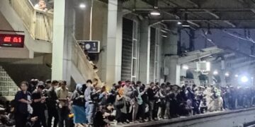 Perjalanan KRL Tanah Abang–Rangkasbitung Terganggu, Penumpang Menumpuk di Stasiun