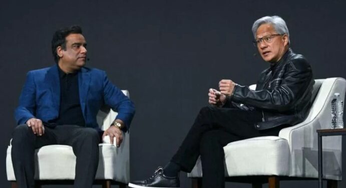 KOLABORASI TEKNOLOGI: CEO Cadence Design Systems Anirudh Devgan (kiri) dan CEO Nvidia Jensen Huang berbicara di sebuah konferensi tahunan yang digelar Cadence Design Systems di Santa Clara, California, AS pada Rabu (15/4/2026). (FOTO: Reuters/Stephen Nellis via msn)