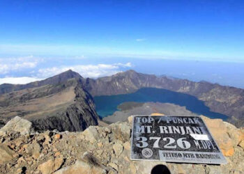 PERTAHANKAN STATUS: Geopark Rinjani, Lombok berhasil mempertahankan status UNESCO Global Geopark dengan meraih Kartu Hijau atau Green Card. (Foto: beritalingkungan.com)