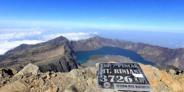 PERTAHANKAN STATUS: Geopark Rinjani, Lombok berhasil mempertahankan status UNESCO Global Geopark dengan meraih Kartu Hijau atau Green Card. (Foto: beritalingkungan.com)