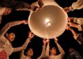 Peserta Perayaan Waisak di Borobudur Wajib Pakai Busana Serba Putih 6 BERLANGSUNG SAKRAL: Para seniman turut menerbangkan lampion perdamaian dalam rangkaian Pabbajja Samanera Sementara di Marga Utama, Borobudur, Magelang, Jawa Tengah pada Sabtu (23/12/2023) lalu. (Foto Ilustrasi: ANTARA FOTO/Anis Efizudin)