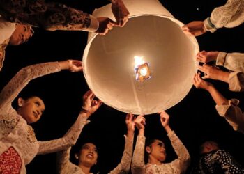 BERLANGSUNG SAKRAL: Para seniman turut menerbangkan lampion perdamaian dalam rangkaian Pabbajja Samanera Sementara di Marga Utama, Borobudur, Magelang, Jawa Tengah pada Sabtu (23/12/2023) lalu. (Foto Ilustrasi: ANTARA FOTO/Anis Efizudin)
