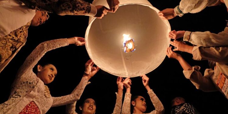 BERLANGSUNG SAKRAL: Para seniman turut menerbangkan lampion perdamaian dalam rangkaian Pabbajja Samanera Sementara di Marga Utama, Borobudur, Magelang, Jawa Tengah pada Sabtu (23/12/2023) lalu. (Foto Ilustrasi: ANTARA FOTO/Anis Efizudin)