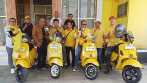 KONSOLIDASI KADER: Kepala Badan Saksi Nasional Partai Golkar (BSNPG) Syahmud Basri Ngabalin (ketiga dari kanan) bersama jajaran pengurus singgah di Kantor DPD Golkar Indramayu, Jawa Barat dalam tur bertajuk Vespa BSNPG Tour of Java. (Foto: Dok./BSNPG)