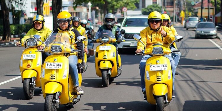 SALURKAN HOBI: Para pengurus Badan Saksi Nasional Partai Golkar (BSNPG) melakukan konvoi mengendarai Vespa dalam tur bertajuk Vespa BSNPG Tour of Java. (Foto: Dok./BSNPG)