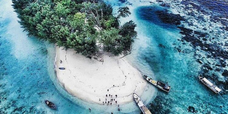 WISATA PANTAI: Pulau Kelapa memegang predikat sebagai wilayah dengan konsentrasi penduduk tertinggi sekaligus pusat perputaran ekonomi paling aktif di Kabupaten Kepulauan Seribu, Jakarta. (Foto Ilustrasi:exploreseribu.com)