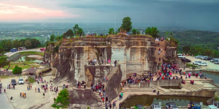 DESTINASI MANCANEGARA: Pengunjung memadati destinasi wisata Tebing Breksi di Desa Sambirejo, Prambanan, Kabupaten Sleman, Yogyakarta. (Foto Ilustrasi: Shutterstock)