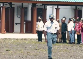Kisah Inspiratif Deki Degei, Siswa Disabilitas yang Pimpin Upacara Hardiknas 2026 di Papua