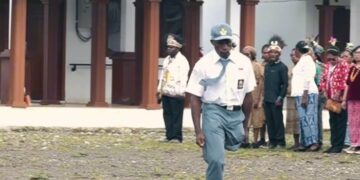 Kisah Inspiratif Deki Degei, Siswa Disabilitas yang Pimpin Upacara Hardiknas 2026 di Papua