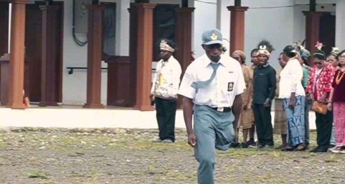 Kisah Inspiratif Deki Degei, Siswa Disabilitas yang Pimpin Upacara Hardiknas 2026 di Papua