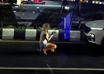 Viral Bule Wanita Hadang Mobil di Nusa Dua Bali, Berlutut Diduga Minta Tolong 3 Viral Bule Wanita Hadang Mobil di Nusa Dua Bali, Berlutut Diduga Minta Tolong