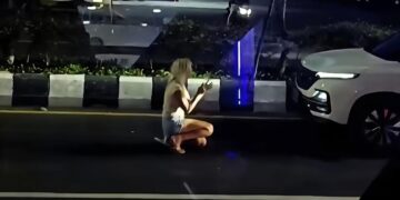 Viral Bule Wanita Hadang Mobil di Nusa Dua Bali, Berlutut Diduga Minta Tolong