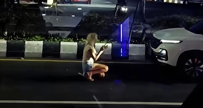 Viral Bule Wanita Hadang Mobil di Nusa Dua Bali, Berlutut Diduga Minta Tolong