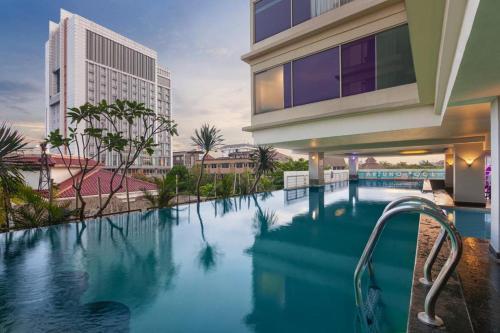 Hidden Paradise di Tengah Kota, Hotel Surabaya Hadirkan Pantai Pasir Putih di Rooftop Lantai 28 1 Hidden Paradise di Tengah Kota, Hotel Surabaya Hadirkan Pantai Pasir Putih di Rooftop Lantai 28