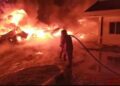 Rumah Dinas di TPU Jatinegara Terbakar, Diduga Akibat Korsleting Listrik 8 Rumah Dinas di TPU Jatinegara Terbakar, Diduga Akibat Korsleting Listrik