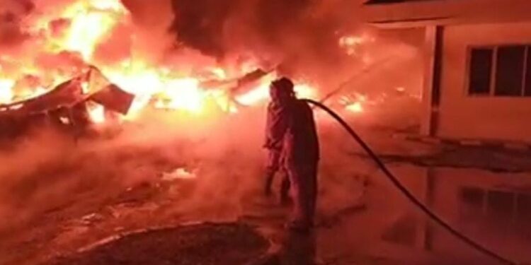 Rumah Dinas di TPU Jatinegara Terbakar, Diduga Akibat Korsleting Listrik 1 Rumah Dinas di TPU Jatinegara Terbakar, Diduga Akibat Korsleting Listrik