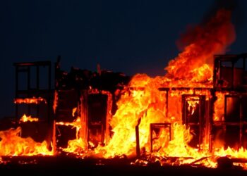 Tujuh Kios di Dekat Stasiun Depok Baru Ludes Terbakar, Diduga Akibat Korsleting Listrik 2 Tujuh Kios di Dekat Stasiun Depok Baru Ludes Terbakar, Diduga Akibat Korsleting Listrik