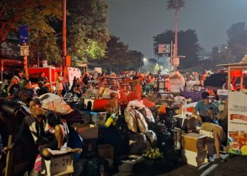 Kebakaran Hebat di Pasar Jiung Kemayoran, Delapan Warga Dilarikan ke Rumah Sakit Akibat Sesak Napas 2 Kebakaran Hebat di Pasar Jiung Kemayoran, Delapan Warga Dilarikan ke Rumah Sakit Akibat Sesak Napas
