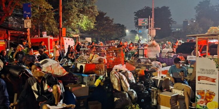 Kebakaran Hebat di Pasar Jiung Kemayoran, Delapan Warga Dilarikan ke Rumah Sakit Akibat Sesak Napas 1 Kebakaran Hebat di Pasar Jiung Kemayoran, Delapan Warga Dilarikan ke Rumah Sakit Akibat Sesak Napas