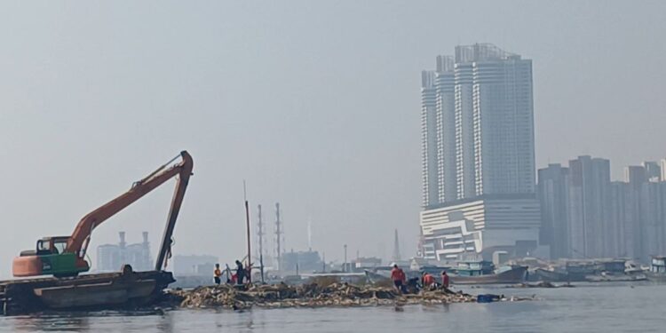 Pembersihan "Pulau Sampah" Muara Angke Capai 90 Persen, DLH DKI Fokus Tangani Endapan Sedimentasi 1 Pembersihan “Pulau Sampah” Muara Angke Capai 90 Persen, DLH DKI Fokus Tangani Endapan Sedimentasi