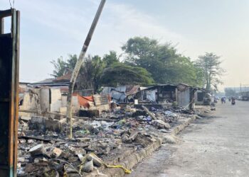 Potret Kampung Lio Depok Pasca Kebakaran, Warga Hanya Temukan Sisa Arang dan Puing Bangunan 2 Potret Kampung Lio Depok Pasca Kebakaran, Warga Hanya Temukan Sisa Arang dan Puing Bangunan