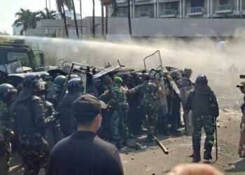 Eksekusi Hotel Sultan Ricuh, Aparat TNI-Polri Dilempari Batu Saat Proses Pengosongan 2 Eksekusi Hotel Sultan Ricuh, Aparat TNI-Polri Dilempari Batu Saat Proses Pengosongan