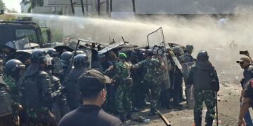 Eksekusi Hotel Sultan Ricuh, Aparat TNI-Polri Dilempari Batu Saat Proses Pengosongan